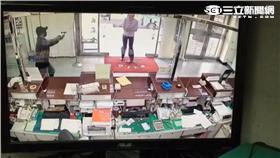 一名男子持空氣槍搶劫汐止農會（翻攝畫面）