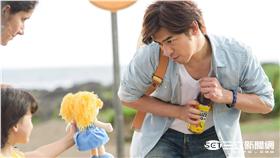 ▲接茶飲代言　陳柏霖竟弄哭混血小女孩（圖／可口可樂）