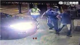 郭男嗆警「耳聾」遭上銬逮捕送辦（翻攝畫面）