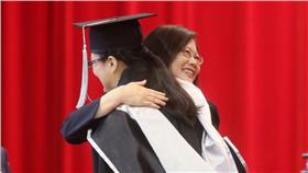 蔡英文擁抱警大學生（圖翻攝自蔡英文臉書）