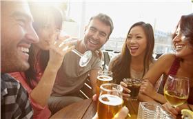 認識、交流、朋友、喝酒（圖／shutterstock）