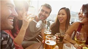 認識、交流、朋友、喝酒（圖／shutterstock）