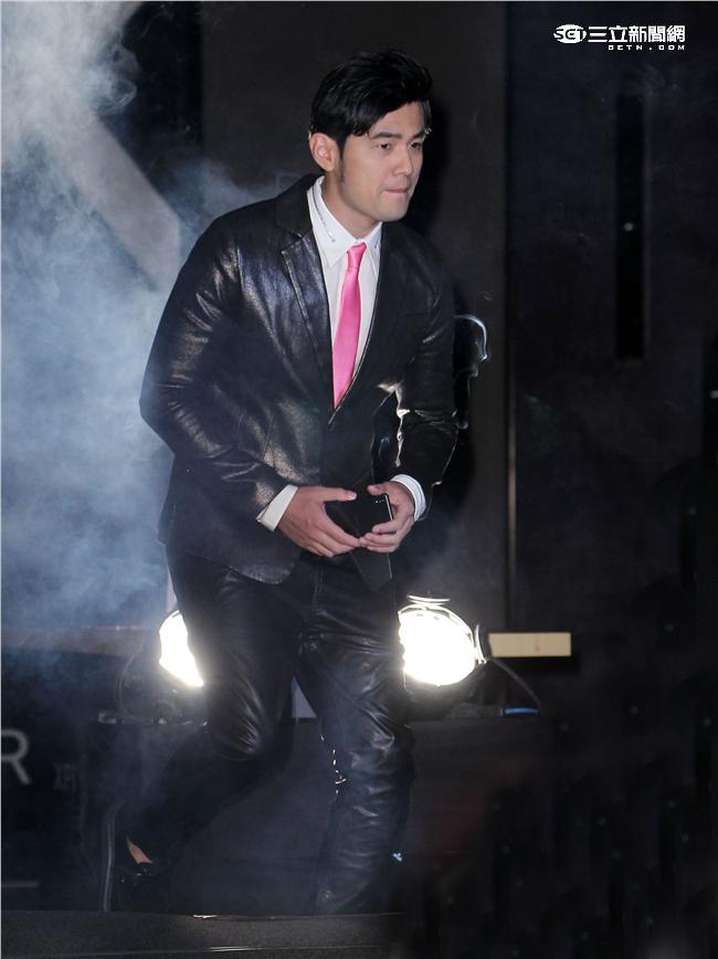 周杰倫玩手機自拍激發創作靈感。（記者邱榮吉/攝影）