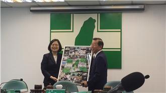 歡送謝長廷　蔡英文送上親筆簽名照