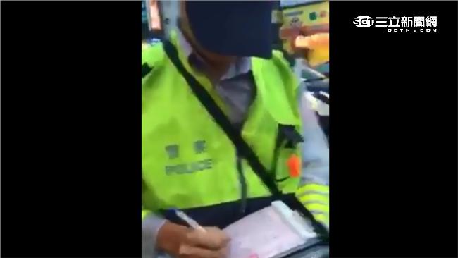 槍怎麼背這麼低　嗆警男辱警遭起訴