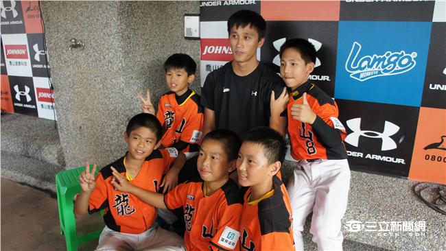 想對鋒哥說什麼？余德龍：不要退休