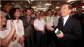 謝長廷赴日履新（1）
前行政院長謝長廷（前右）9日赴日就任駐日代表，一早他前往台北松山機場搭機，大批黨員及民眾簇擁歡送他。
中央社記者吳翊寧攝 105年6月9日