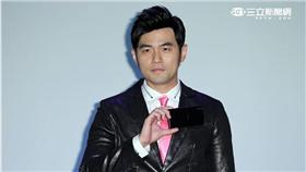  周杰倫玩手機自拍激發創作靈感。（記者邱榮吉/攝影）