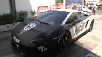 小牛超跑激似「警車」　遭警攔下盤查