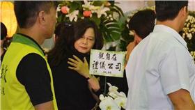 蔡英文擁抱慰問古金水遺孀／中央社
