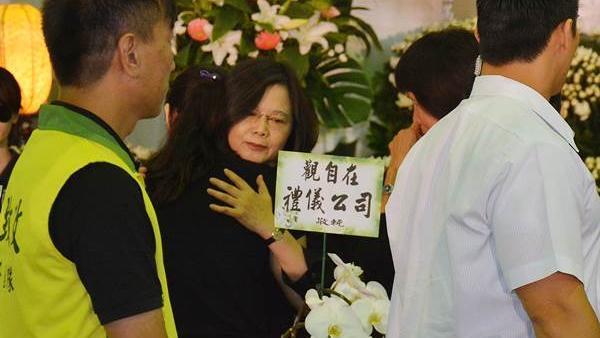 古金水告別式　蔡英文弔祭並擁抱遺孀
