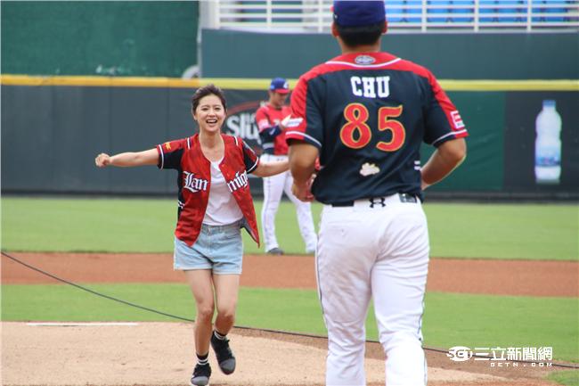 林予晞桃園開球（記者王怡翔攝）