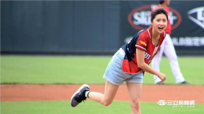 影／林予晞不淋雨了！登全猿主場開球