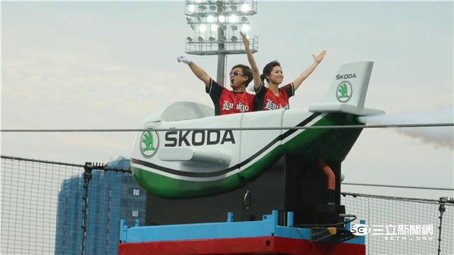 ▲林予晞登小飛機（記者王怡翔攝）