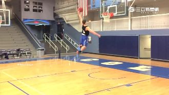 飛起來了！21歲男大生罰球線灌籃