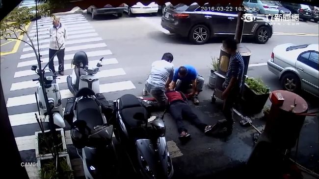 馬路當神壇！妙齡女「求解」失魂倒地