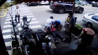 馬路當神壇！妙齡女「求解」失魂倒地