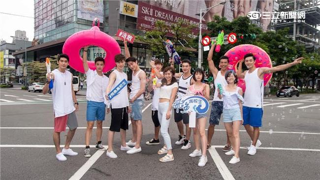 「飛魚高校生」信義區快閃被民眾包圍