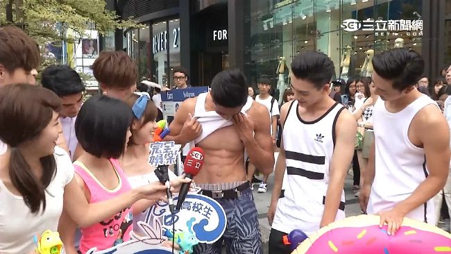 影／有鮮肉！飛魚高校生街頭泳裝嗨爆