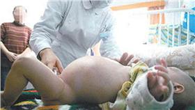 媽媽肚裡「懷孕」／翻攝畫面
http://goo.gl/RwMgeu