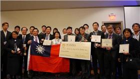 美國匹茲堡國際發明展9日落幕，台灣獲23金、31銀及8面特別獎，成果豐碩。駐紐約台北經文處長徐儷文（前左5）恭賀獲獎團員佳績。中央社記者黃兆平紐約傳真 105年6月9日 (駐紐約台北經文處提供）