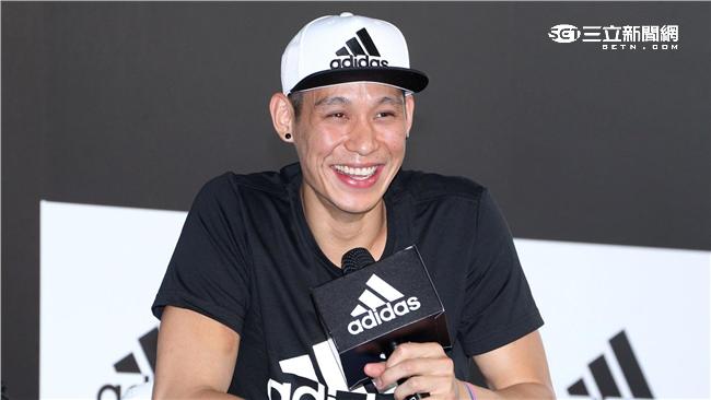 豪神降臨！秀體能、與小球員互動吸睛