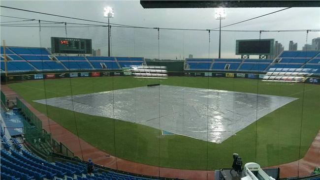 雨勢下不停　桃園球場明舉行雙重賽