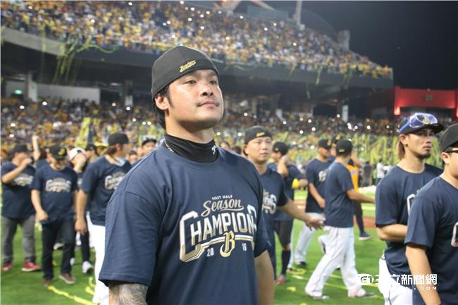 中信兄弟上半季冠軍 林智勝（記者王怡翔攝）