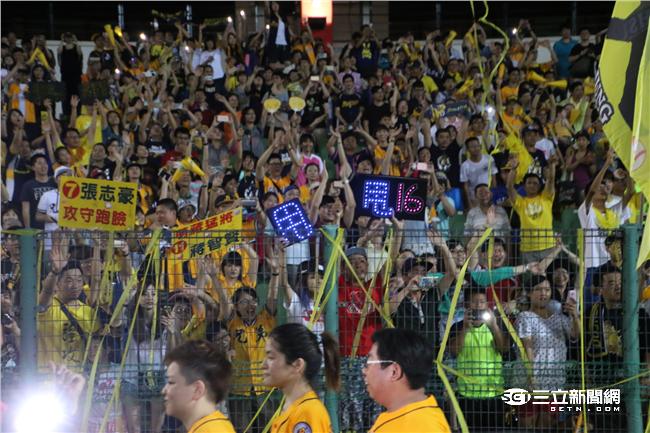 中信兄弟上半季冠軍 現場球迷（記者王怡翔攝）