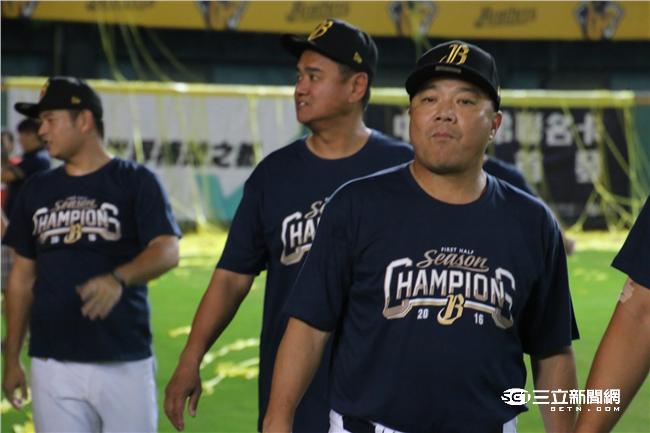 中信兄弟上半季冠軍 總教練吳復連（記者王怡翔攝）