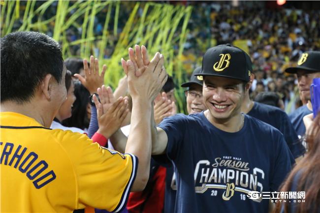 中信兄弟上半季冠軍 張正偉（記者王怡翔攝）