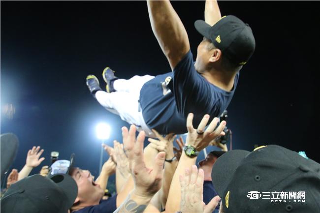 中職27年 中信兄弟上半季冠軍（記者王怡翔攝）