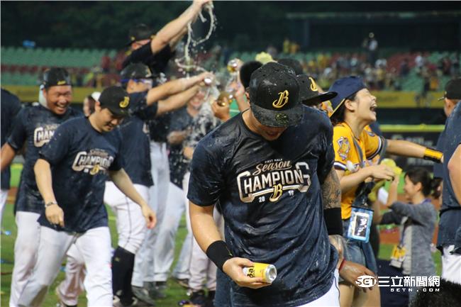 中職27年 中信兄弟上半季冠軍（記者王怡翔攝）