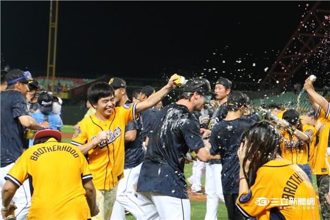 中職27年 中信兄弟上半季冠軍（記者王怡翔攝）