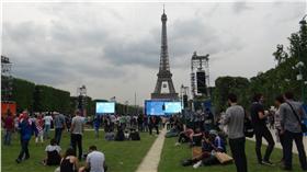 歐足賽開踢  巴黎鐵塔下球迷蜂聚維安嚴 中央社