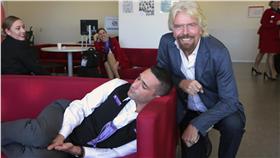 維珍澳洲航空（Virgin Australia）空少在睡覺被老闆抓包（圖／翻攝自維珍澳洲航空臉書）