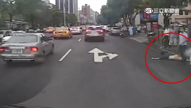 轎車輾過機車騎士　熱心民眾抬車救人