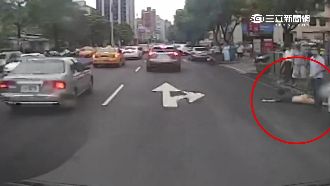 轎車輾過機車騎士　熱心民眾抬車救人