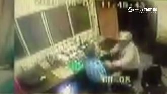 質疑故意關鐵捲門　男揮拳毆6旬保全