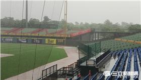 洲際棒球場因雨延賽（圖／記者王怡翔攝）