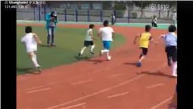 賽跑,搞笑,影片,切西瓜,犯規,接力賽,起跑(臉書 https://www.facebook.com/shanghaiistCN/videos/230074660712473/)