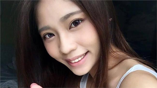 正妹單穿純白吊嘎　渾圓側乳直接秀