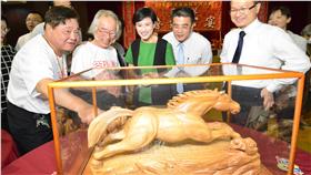 鹿港魯班公宴（1）
農曆5月7日是巧聖先師魯班誕辰，彰化縣政府11日舉行
祀典活動，文化部長鄭麗君（前中）、彰化縣長魏明谷
（前右）等人出席，並參觀現場精緻工藝作品。
中央社記者蕭博陽彰化縣攝 105年6月11日