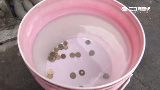店家迷信錢幣放水桶　騎士竟順手撈走
