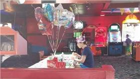 自閉症,慶生(Rebecca Lyn 臉書)
