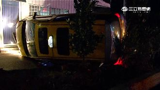 酒駕直行撞上違規迴轉　遭撞小黃翻車
