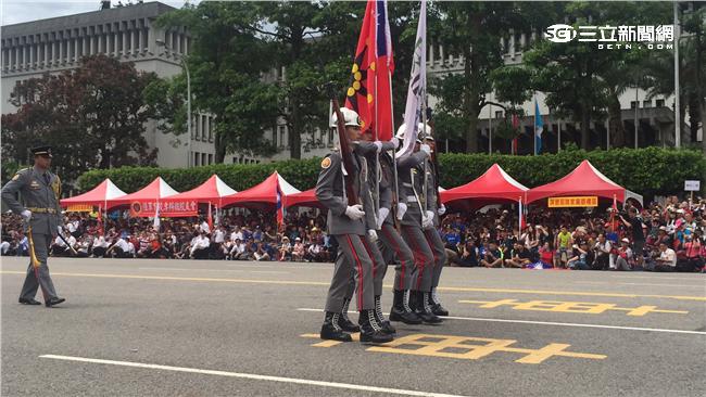 一群五年級生在凱達格蘭大道重現踢正步的英姿，喚回熱血軍人魂。（記者／盧冠妃攝影）