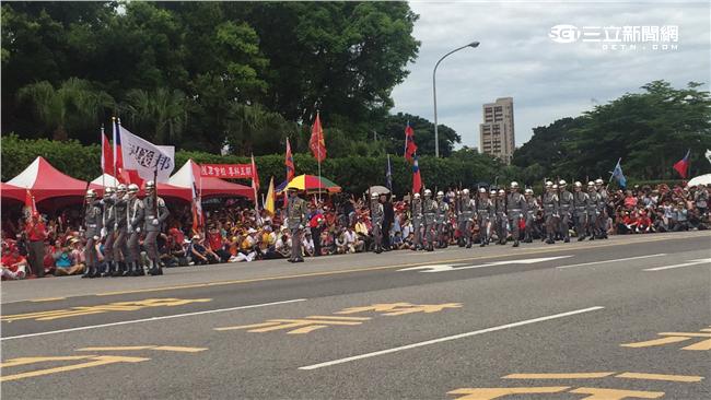 一群五年級生在凱達格蘭大道重現踢正步的英姿，喚回熱血軍人魂。（記者／盧冠妃攝影）