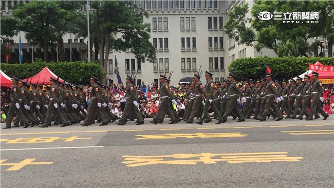 一群五年級生在凱達格蘭大道重現踢正步的英姿，喚回熱血軍人魂。（記者／盧冠妃攝影）