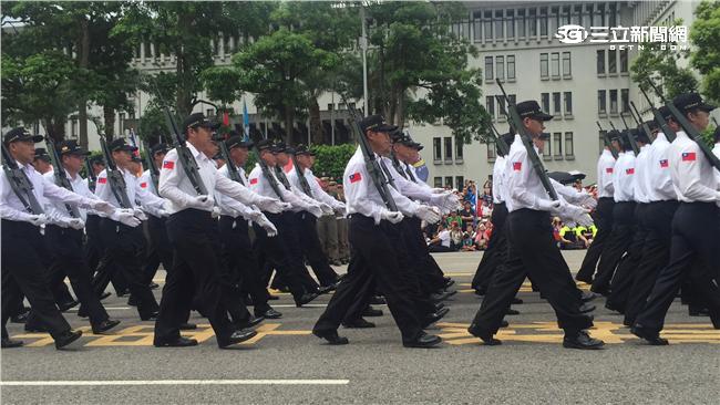 一群五年級生在凱達格蘭大道重現踢正步的英姿，喚回熱血軍人魂。（記者／盧冠妃攝影）
